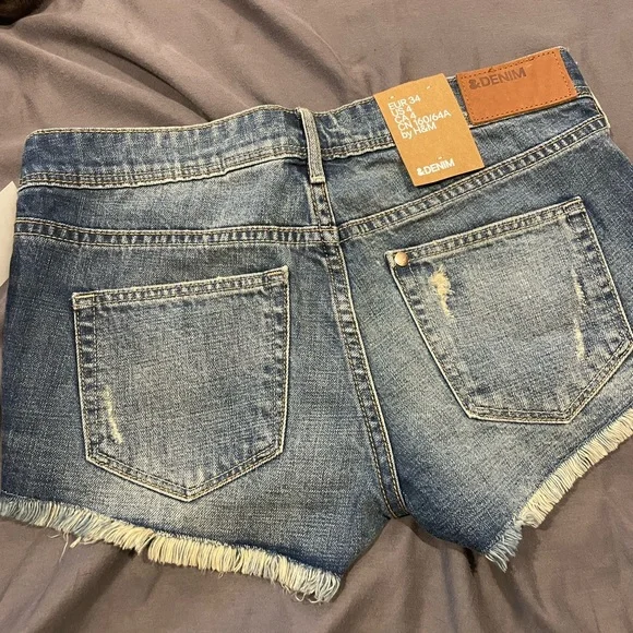 H&M women’s jean shorts. Glitter leopard print inside pocket detail. Size 4. NWT - Picture 5 of 7
